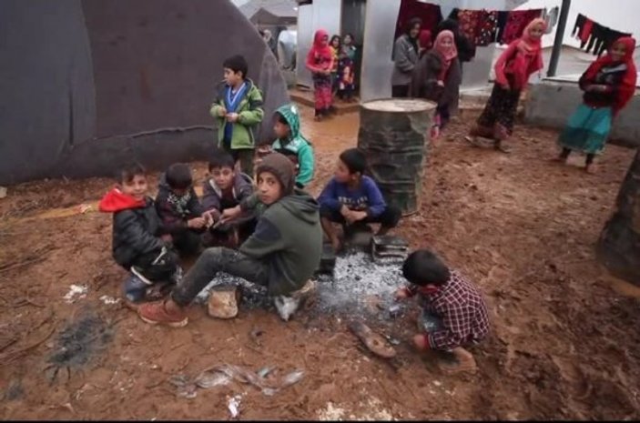 İdlib'de mülteci kampı sular altında kaldı