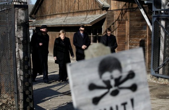 Nazi toplama kampı ziyaretinde Merkel yine titredi