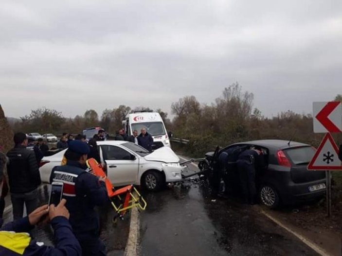 Zonguldak'ta 2 otomobil kafa kafaya çarpıştı