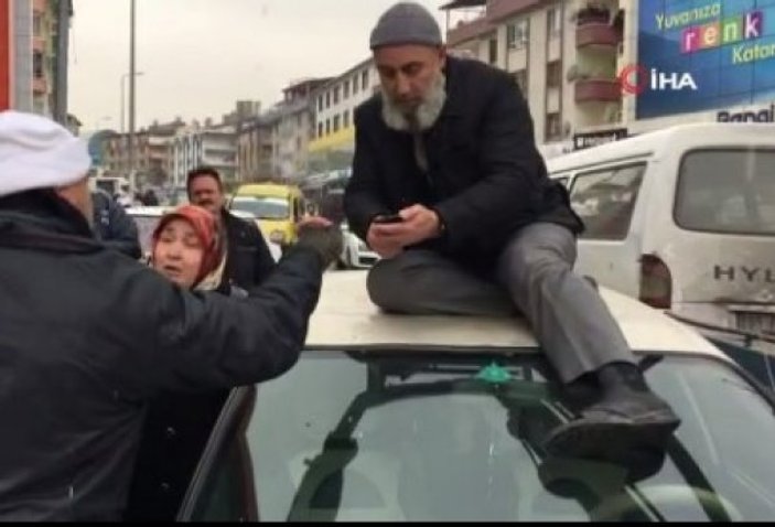 Ankara'da yaşlı adam otomobilinin üzerine çıktı