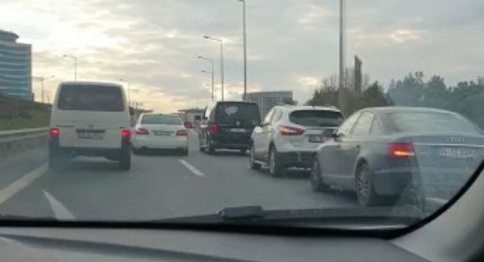 Kağıthane'de düğün konvoyu trafiği durdurdu