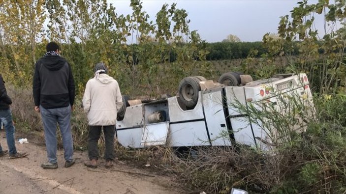 Adana'da işçileri taşıyan midibüs devrildi: 11 yaralı