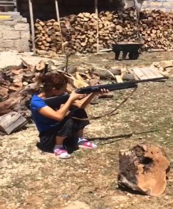 Av tüfeğiyle ateş eden kadının tehlikeli anları
