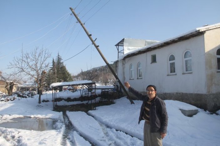 Elazığ'da direkler devrildi, köy elektriksiz kaldı
