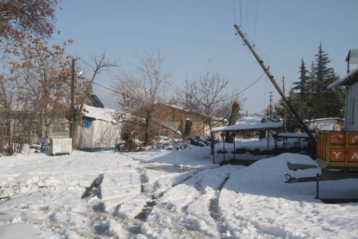 Elazığ'da direkler devrildi, köy elektriksiz kaldı