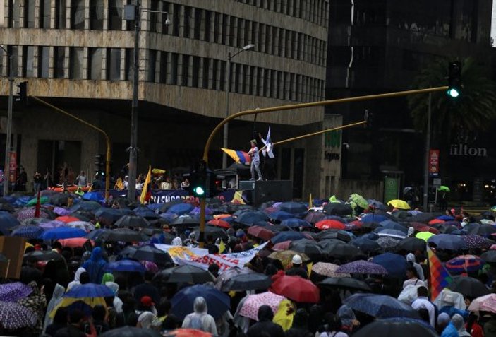Kolombiya'da şemsiyeler açıldı, protestolar  sürdü