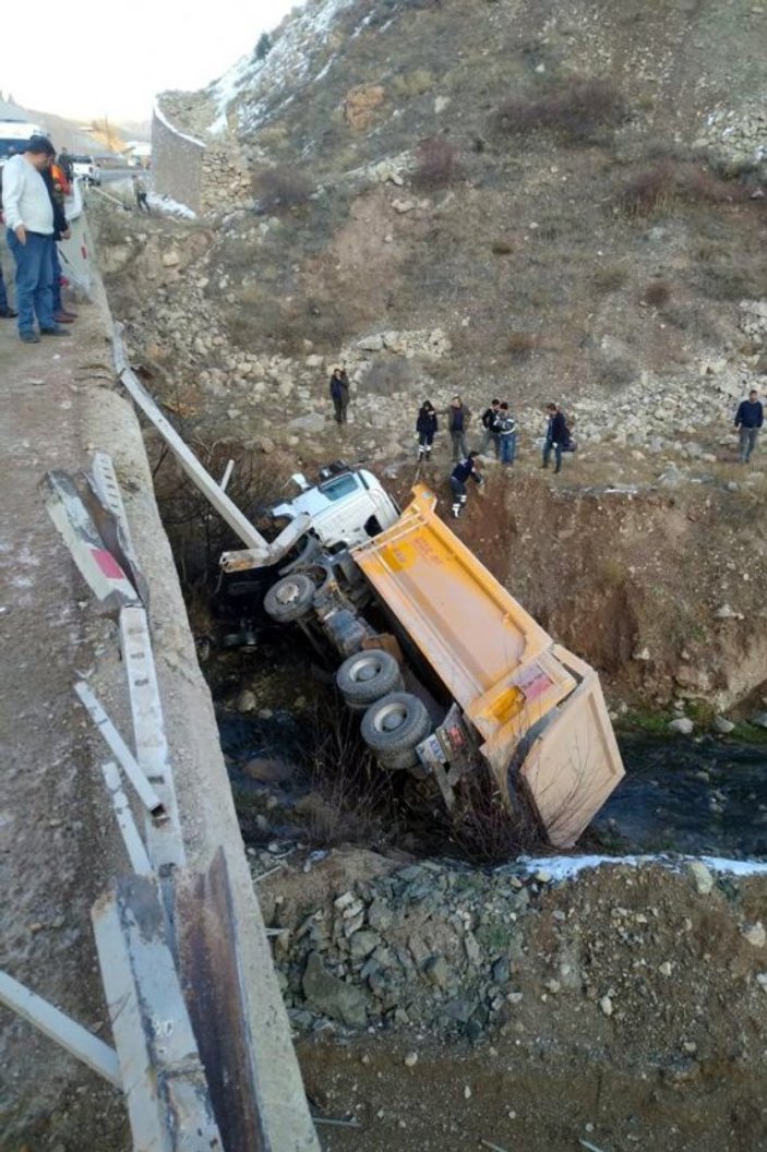 Gümüşhane'de köprüden düşen kamyonun sürücüsü öldü