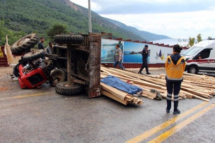 Fethiye'de traktör devrildi: 1 ölü 1 yaralı