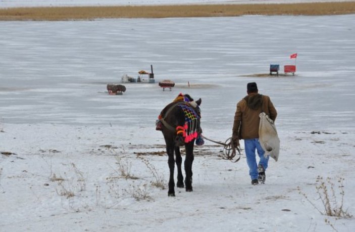 Buz tutan Çıldır Gölü'ne turistler akın etti