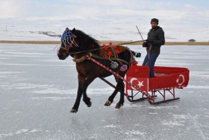 Buz tutan Çıldır Gölü'ne turistler akın etti