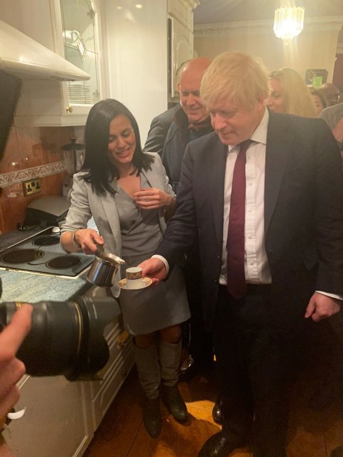 Şarkıcı Eylem ve Boris Johnson'dan kahve keyfi