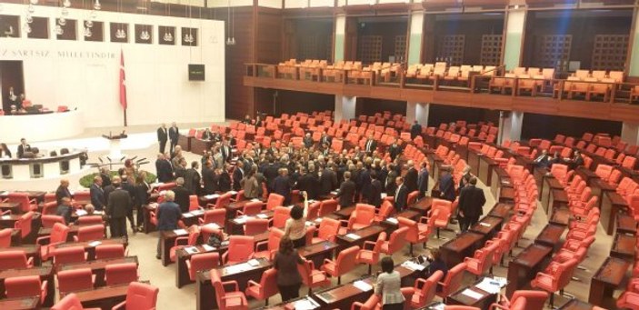 Meclis'te milletvekilleri birbirine girdi