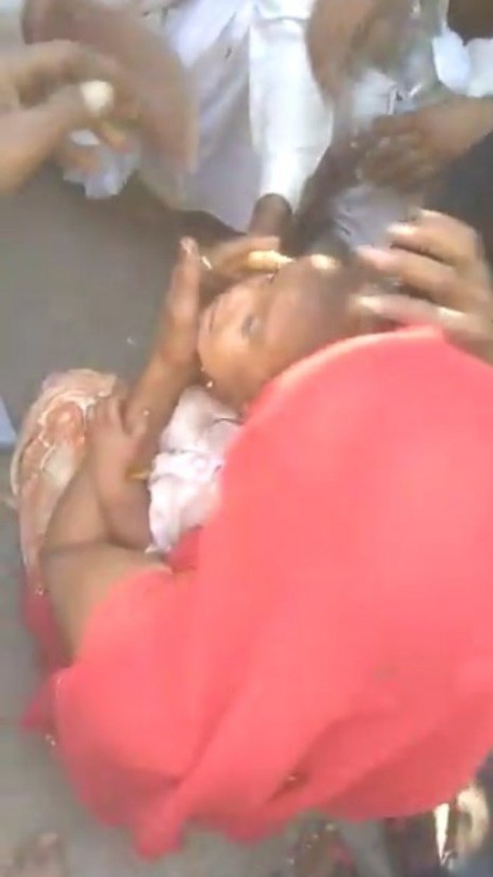 Hindistan'da minik çocuğun kafası tencereye sıkıştı