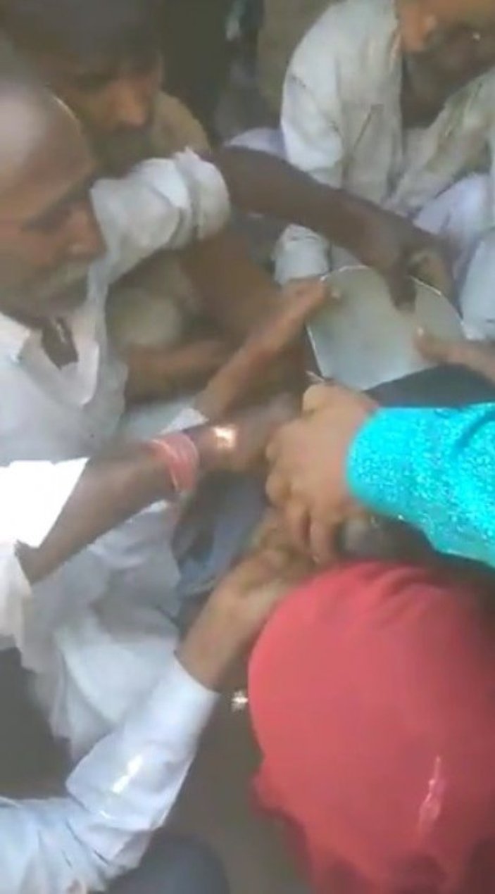 Hindistan'da minik çocuğun kafası tencereye sıkıştı