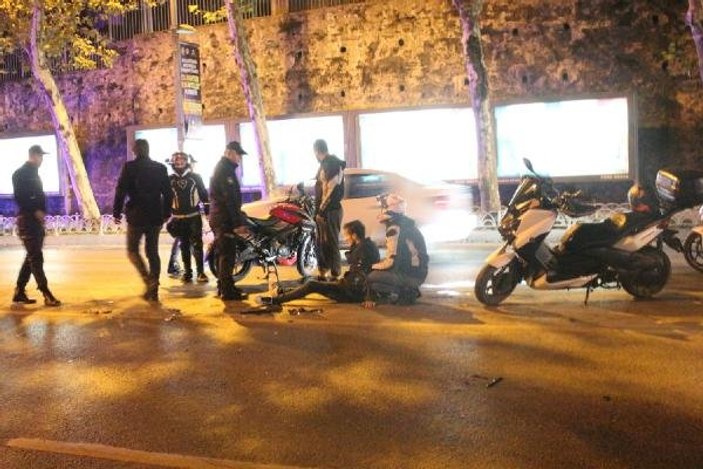 Beşiktaş'ta motosikletli 2 kişi polis aracına çarptı