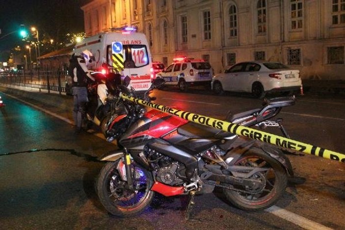 Beşiktaş'ta motosikletli 2 kişi polis aracına çarptı