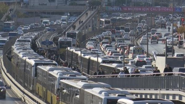 İstanbul'da metro ve metrobüslerde izdiham
