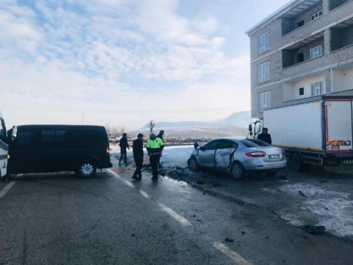 Van'da otomobil ile minibüs çarpıştı: 11 yaralı