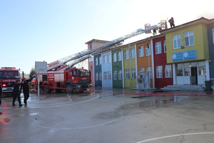 Sakarya'da okulun çatısı yandı