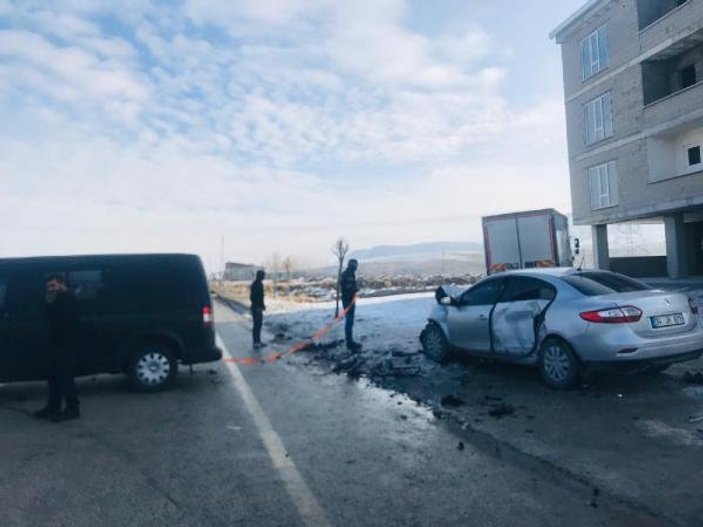 Van'da otomobil ile minibüs çarpıştı: 11 yaralı