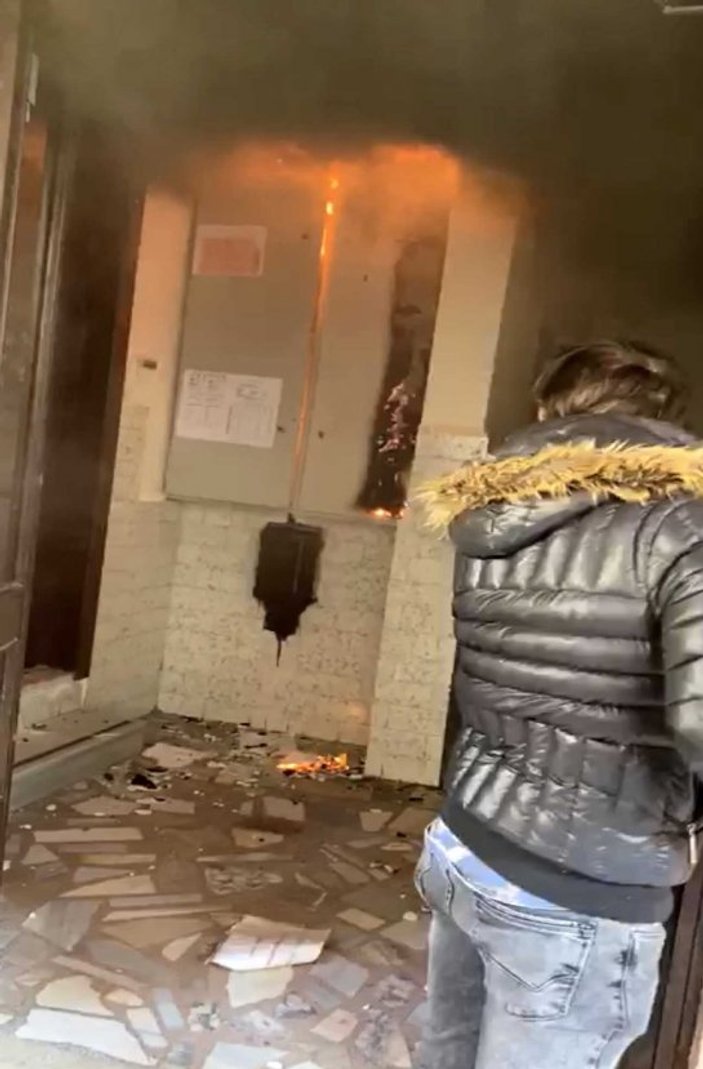 Suadiye'de bir apartmanda yangın çıktı