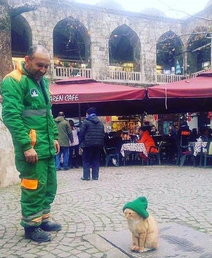 Bursa'da beresini sokak kedisine takan işçi fenomen oldu