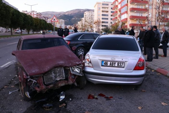 Kahramanmaraş'ta sürücüsüz araç 3 otomobile çarptı