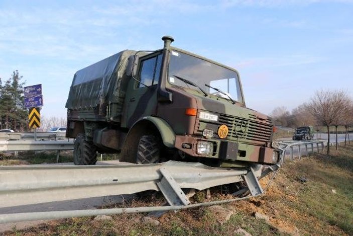Edirne'de askeri araç bariyere çarptı: 8 yaralı