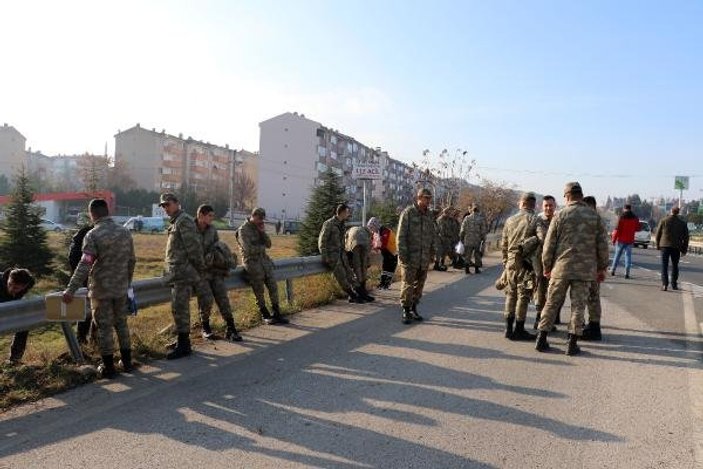 Edirne'de askeri araç bariyere çarptı: 8 yaralı