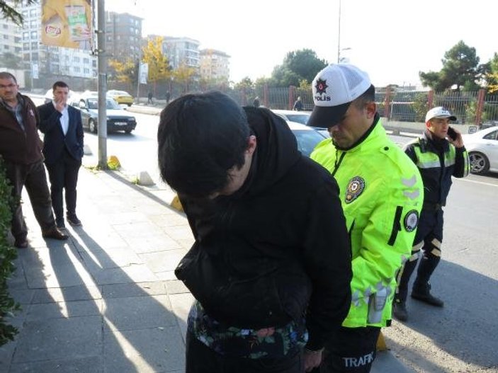 Kadıköy'de motosikletli sürücü, polisi 10 metre sürükledi