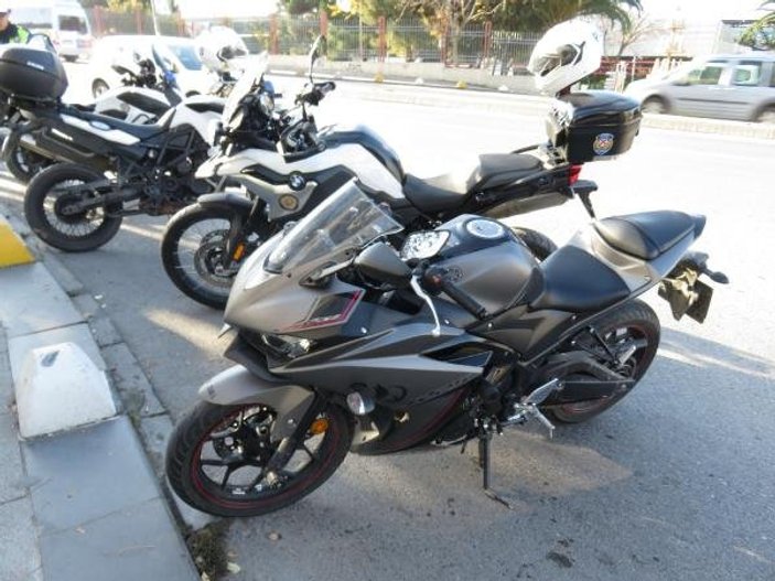 Kadıköy'de motosikletli sürücü, polisi 10 metre sürükledi