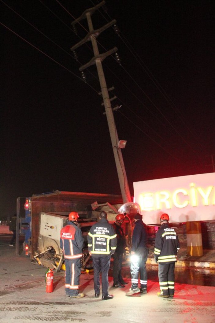 Düzce'de kamyon elektrik direğine çarptı