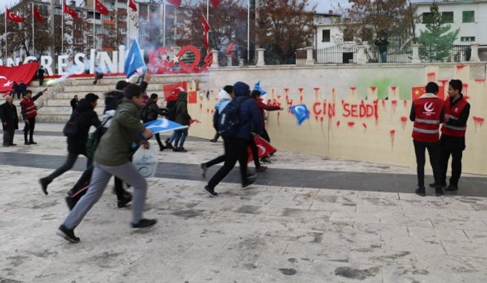 Şanlıurfa ve Sivas'ta kartonla Çin protestoları
