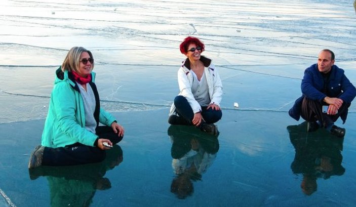 Buz tutan Çıldır Gölü ziyaretçilerine keyif yaşattı