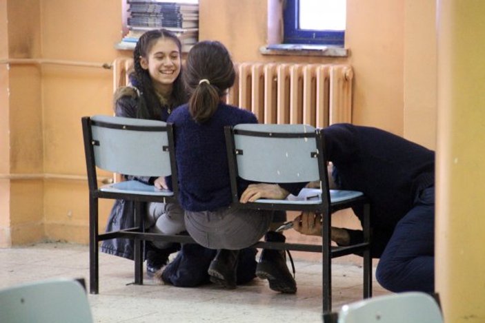 Erzurum'da sıraya sıkışan öğrenci, gülme krizine girdi