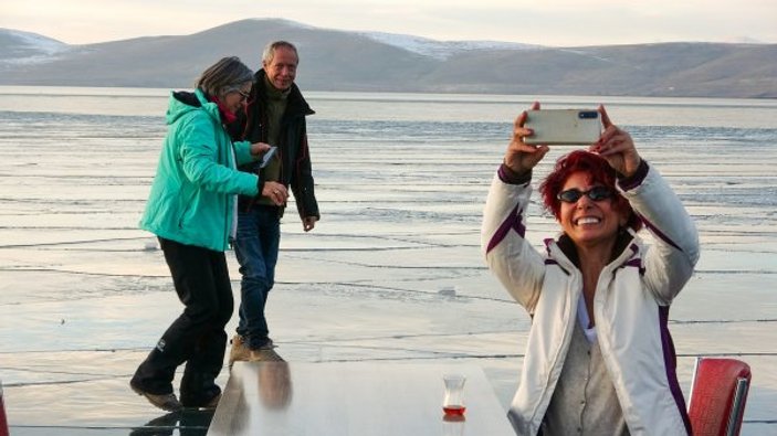Buz tutan Çıldır Gölü ziyaretçilerine keyif yaşattı