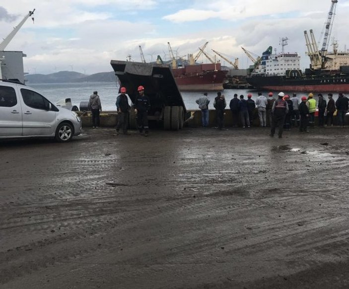 İzmir'de hurda yüklü tır yoldan çıktı: 1 ölü