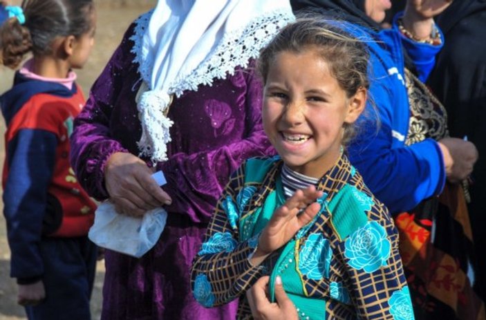 Mehmetçik Resulayn'da çocukları sevindiriyor