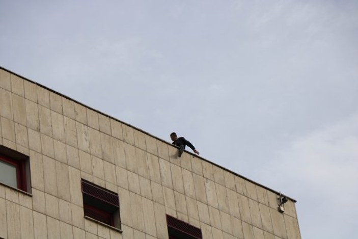 Askerde kalmak isteyen genç binanın tepesine çıktı
