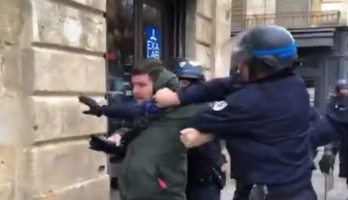 Fransız polisinden muhabire şiddet