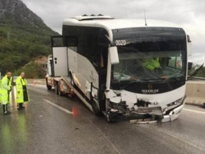 Antalya'da servis aracı kaza yaptı: 17 yaralı