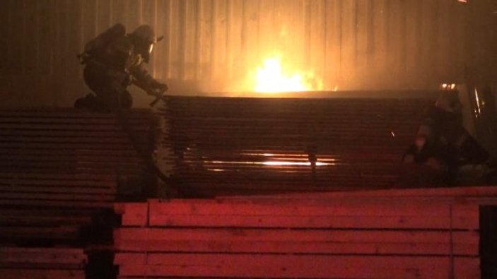 Bursa'da hurdalıkta çıkan yangın 2 fabrikaya sıçradı