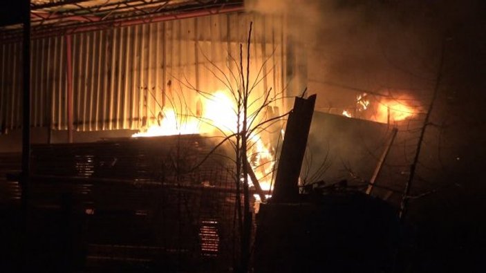 Bursa'da hurdalıkta çıkan yangın 2 fabrikaya sıçradı