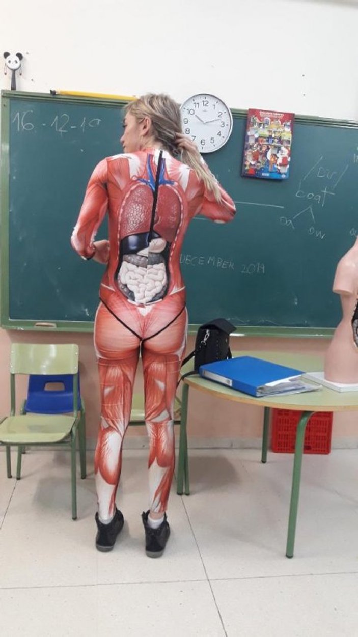 İspanya'da öğretmen anatomi dersine mayoyla girdi