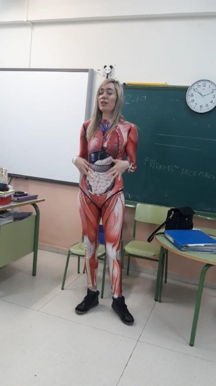 İspanya'da öğretmen anatomi dersine mayoyla girdi
