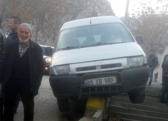 Amasya'da direksiyon başında fenalaşan sürücü öldü