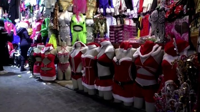 Şam'da yılbaşı öncesi iç çamaşırı satışları arttı