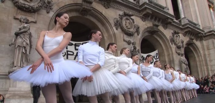 Paris'te balerinler de eyleme başladı