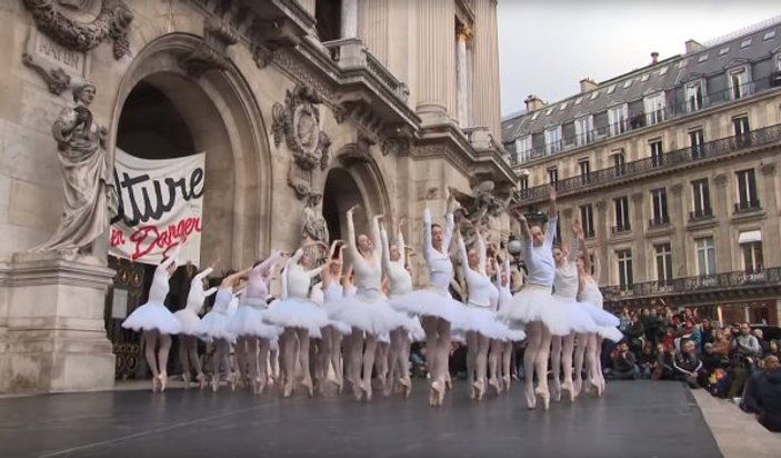 Paris'te balerinler de eyleme başladı