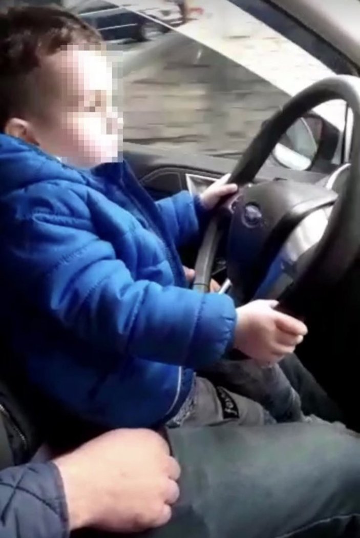 Küçük çocuğuna araba kullandıran baba